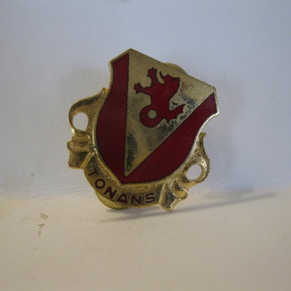 Vintage 1" Crest Military Pin: Gemsco, red V, Lion "Tonans" - Picture 1 of 1